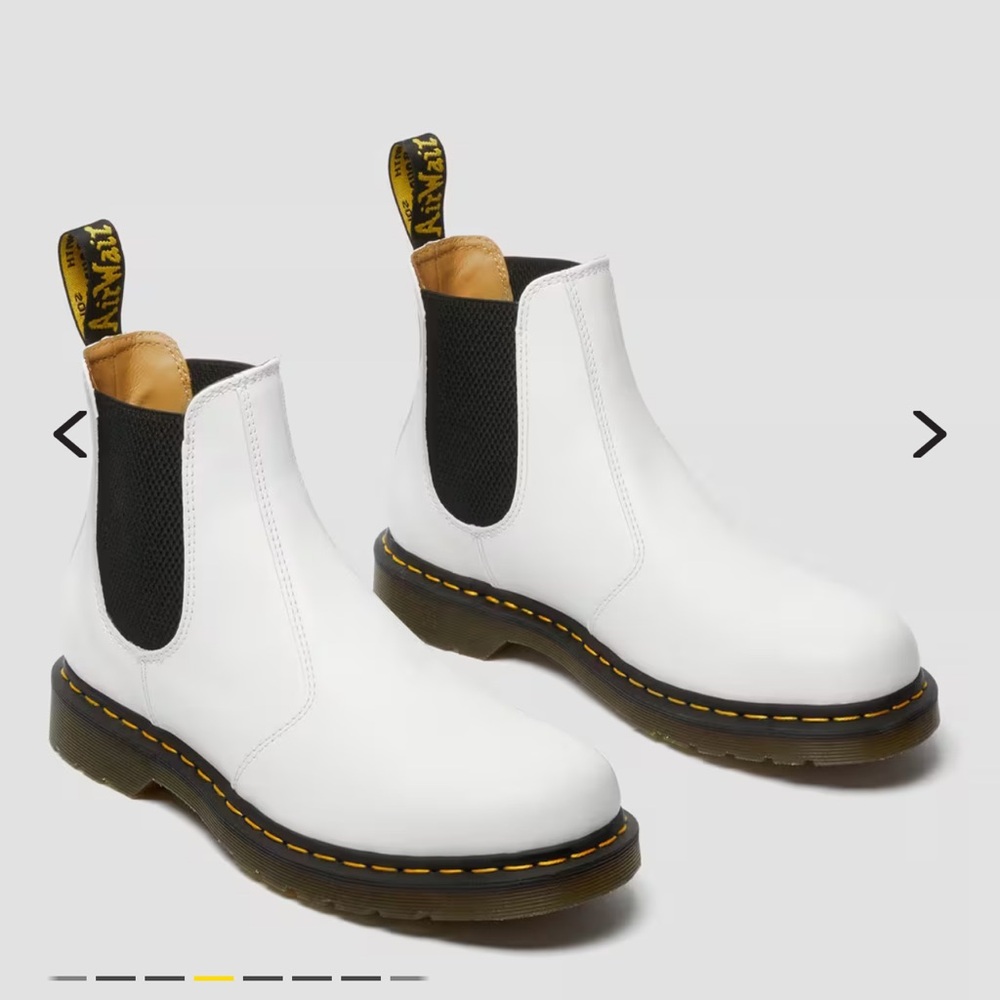Gently used Doc Marten 2976 YELLOW STITCH SMOOTH LEATHER CHELSEA BOOTS